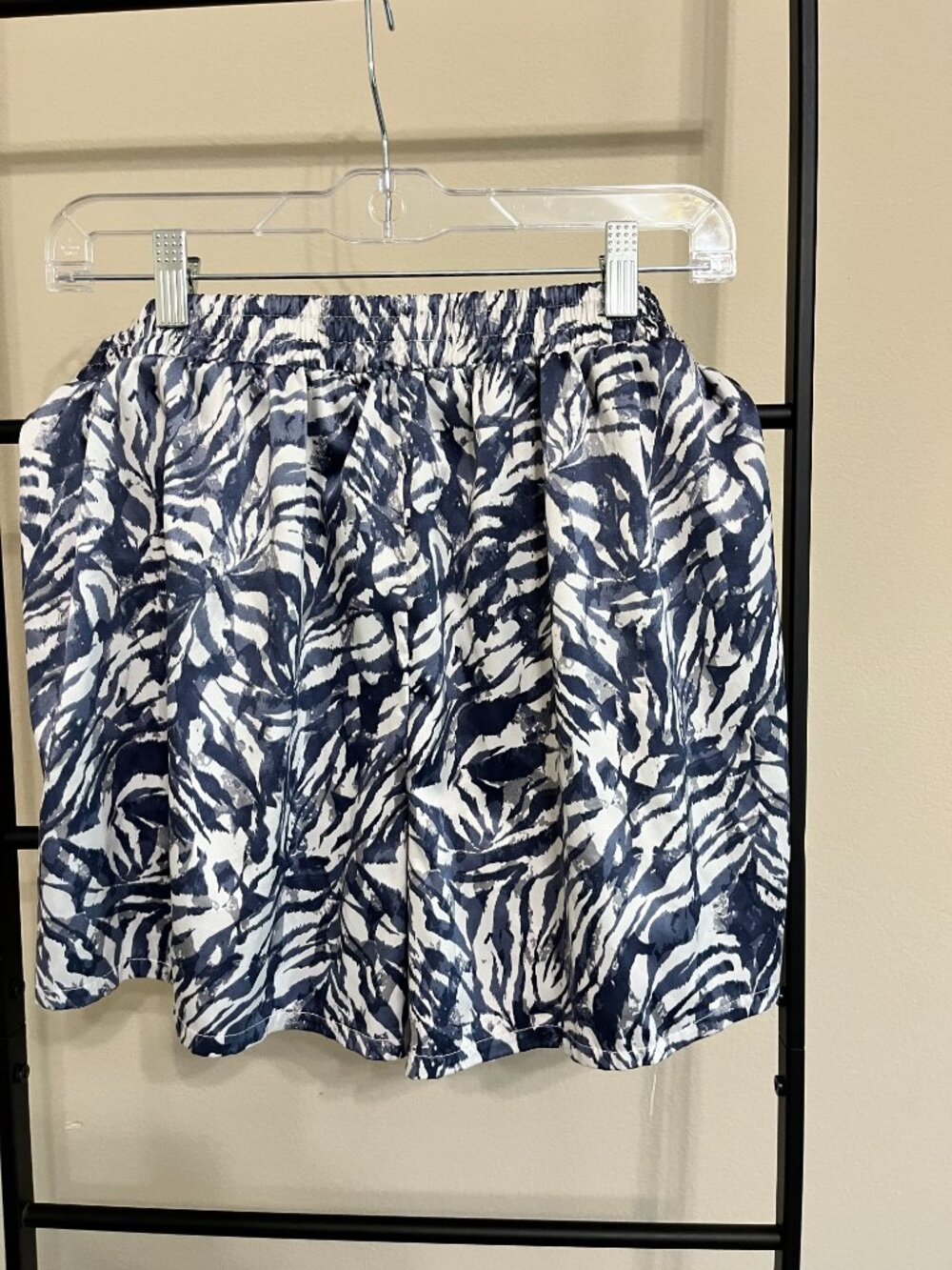 BCBGMAXAZRIA Shorts Resortwear Quiet Luxury Satin Feel XL - Picture 9 of 10